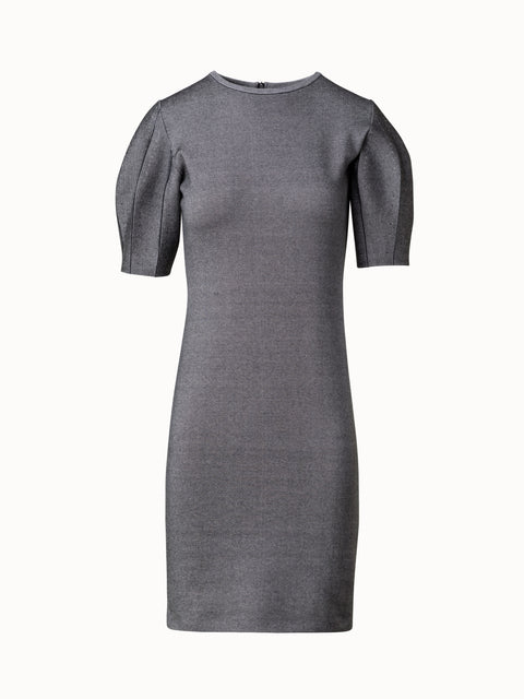 Kurzes Strickkleid mit voluminösen Ärmeln