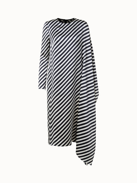 Kleid mit asymetrischen Ärmeln und Diagonalstreifen