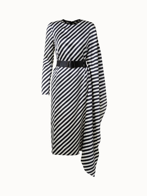 Kleid mit asymetrischen Ärmeln und Diagonalstreifen